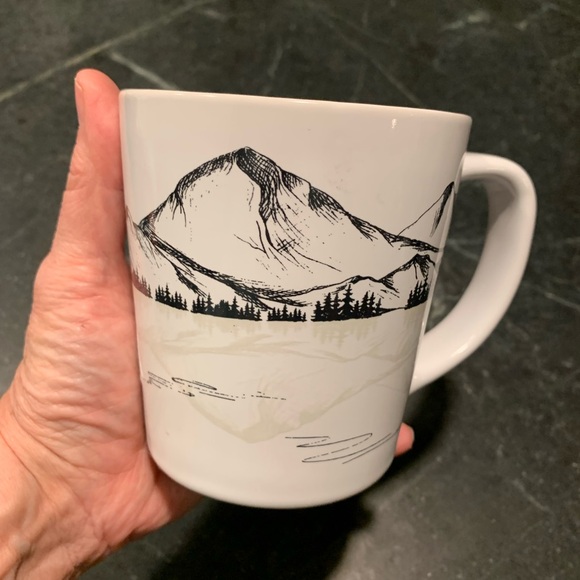 TIM HORTONS| 2018 Set of three themed mugs. - Picture 6 of 10